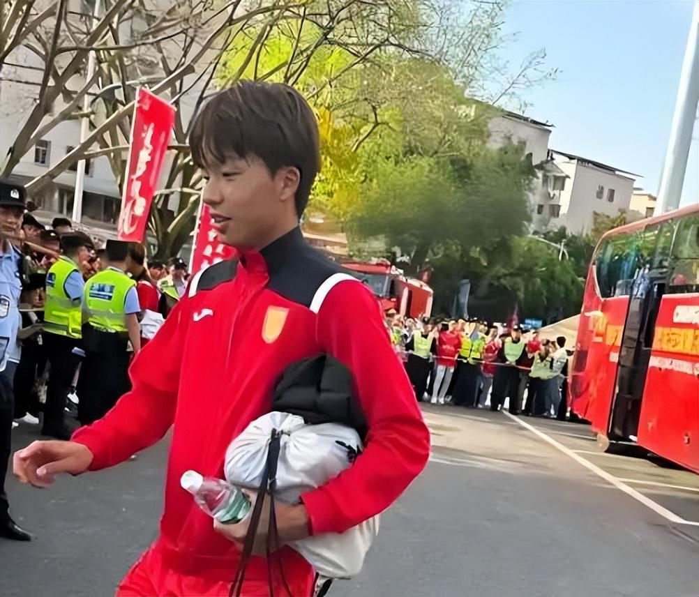 开云APP-网传李镇全辱骂米特里策家人！当事人首次直接回应表态，引发热议